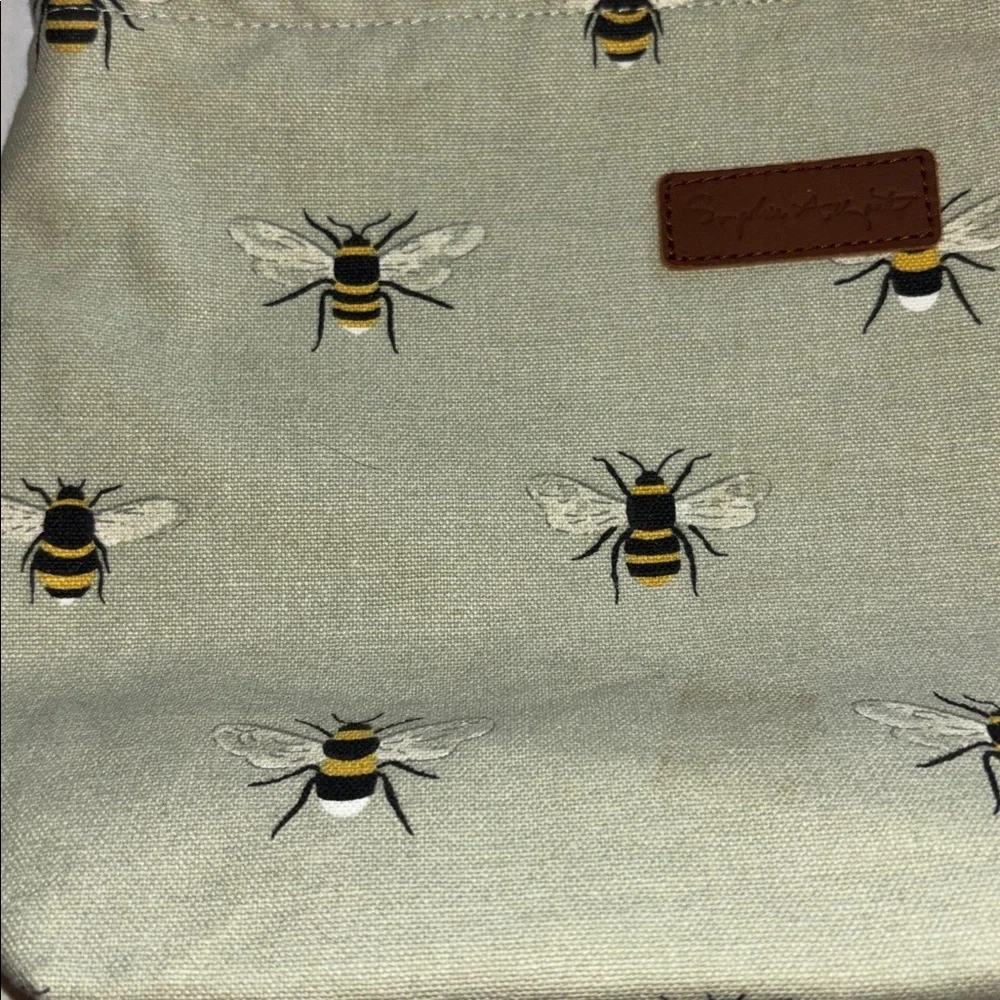 SOPHIA ALLPORT..LIGHT GREEN BUMBLE BEE CLUTCH/COSMETICS BAG/ANYTHING BAG